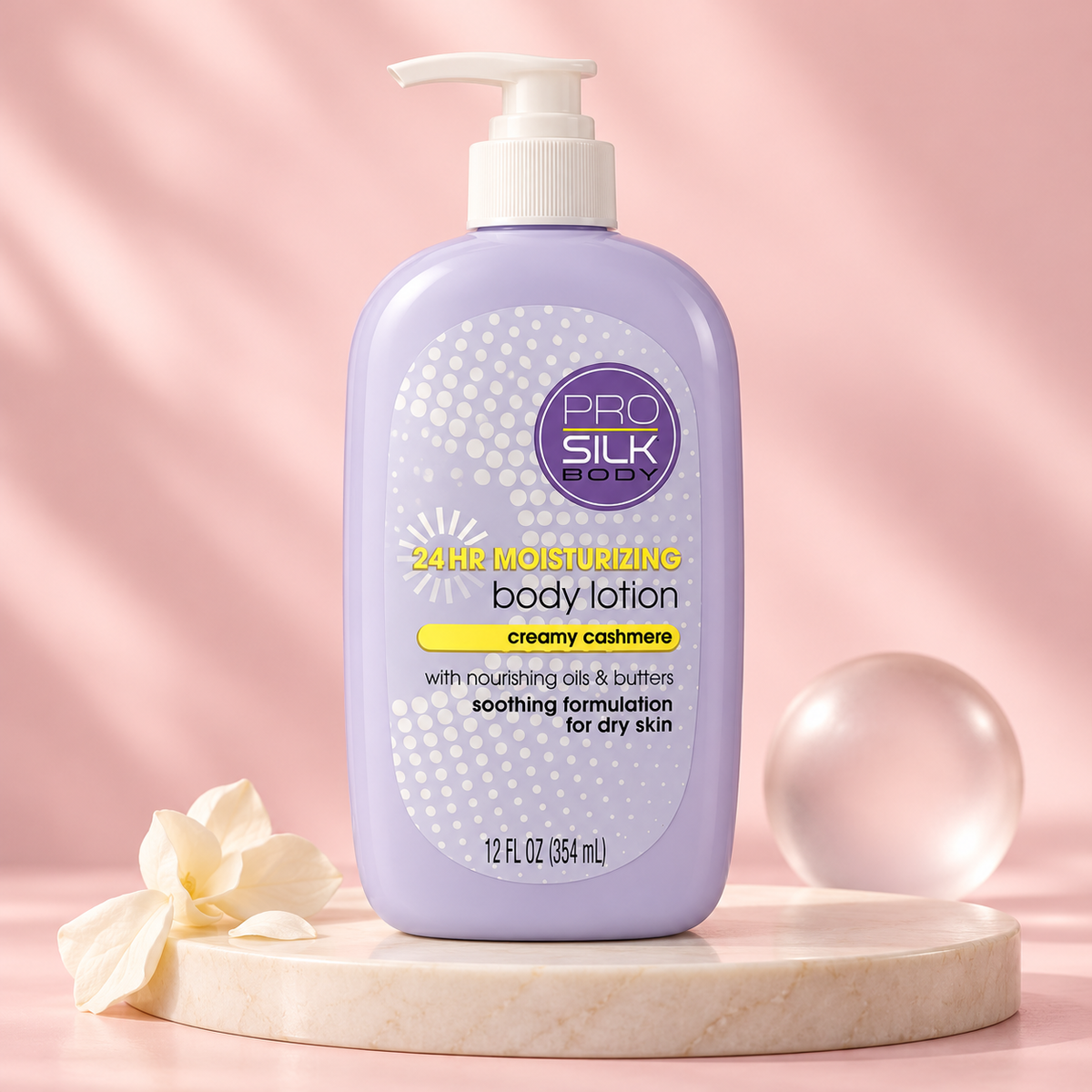 Loción corporal Pro Silk Creamy Cashmere — 354 ml sobre fondo rosado